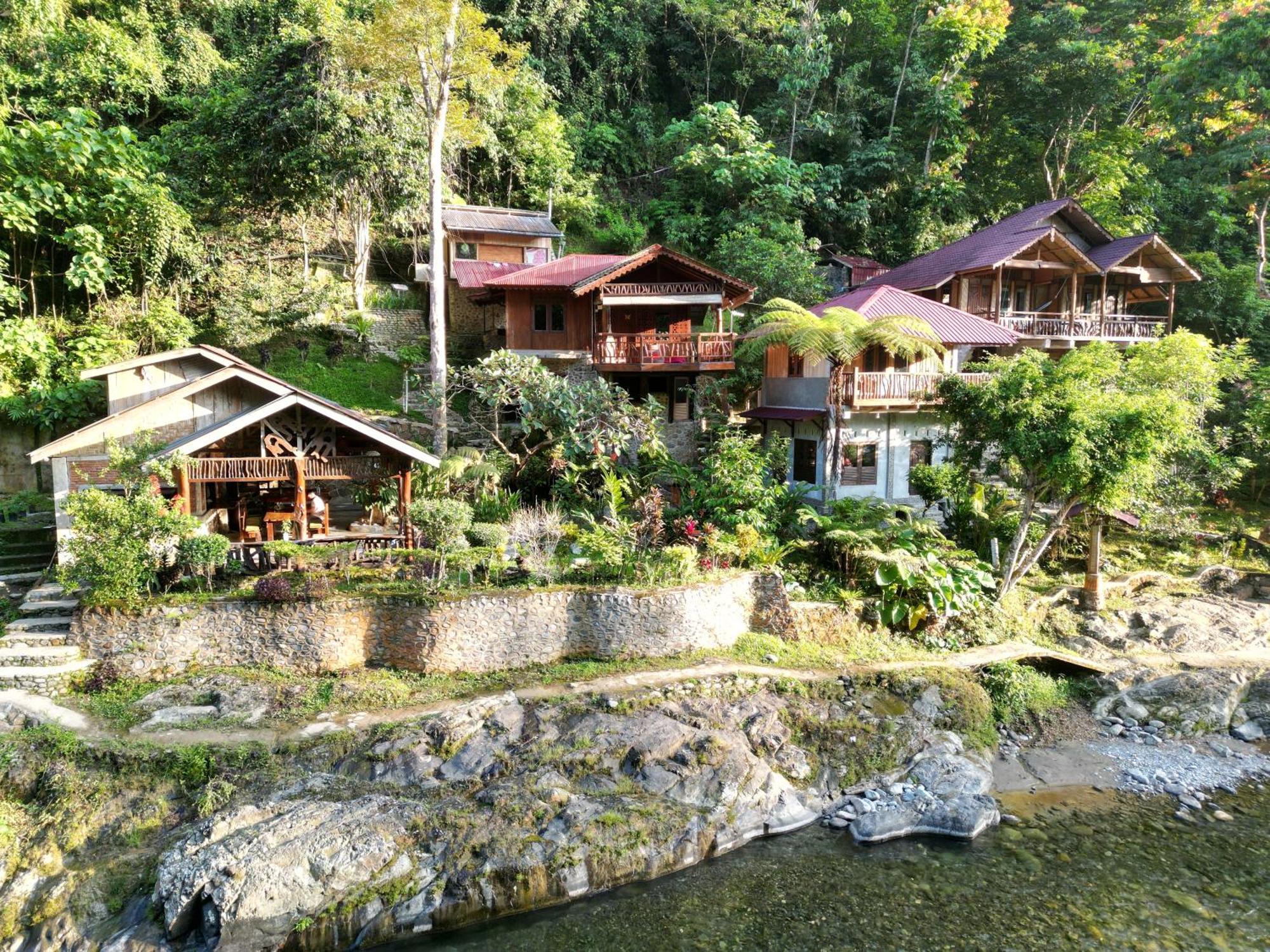 Kupu Kupu Garden Guest House & Cafe Bukit Lawang Ngoại thất bức ảnh