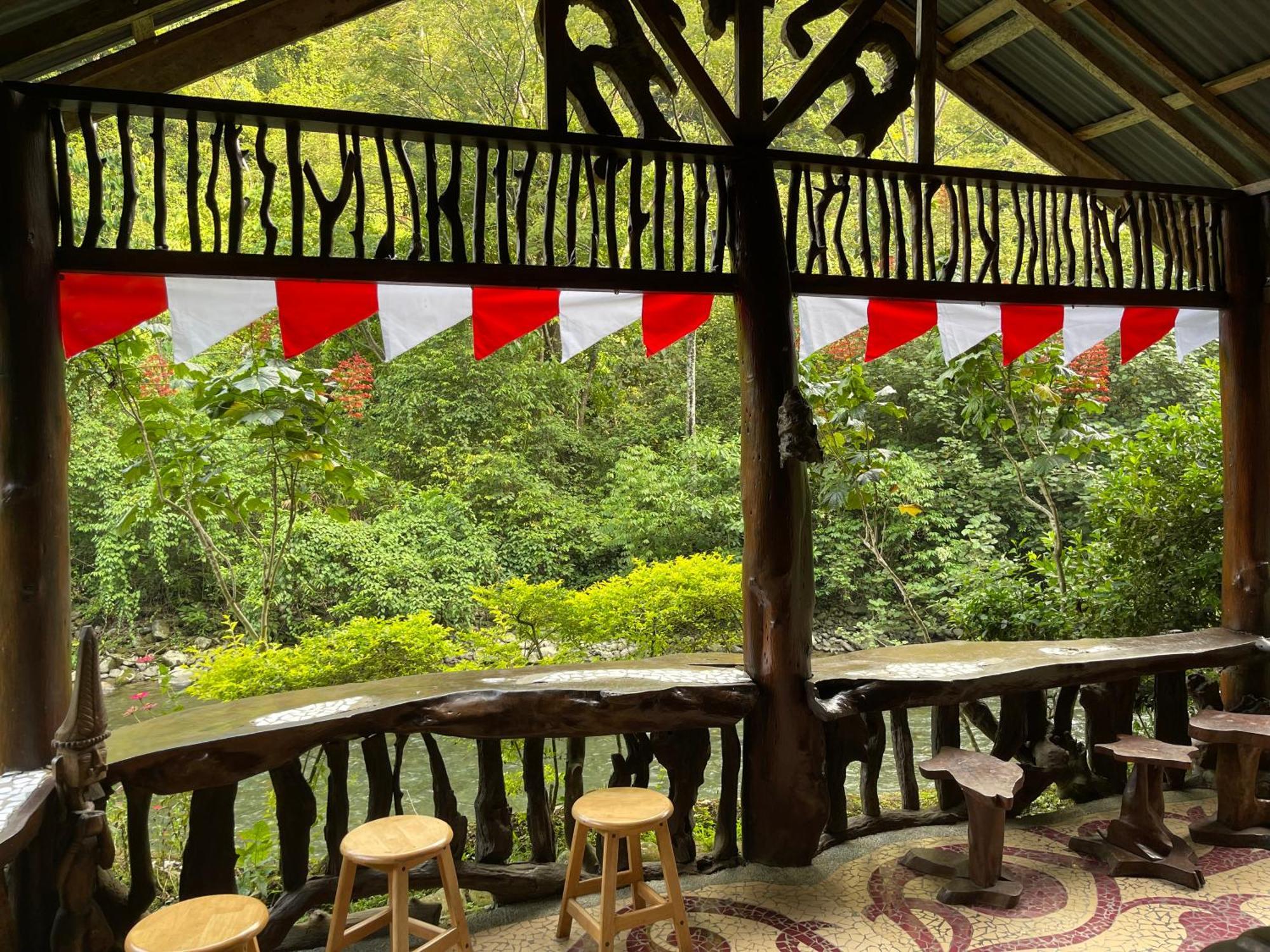 Kupu Kupu Garden Guest House & Cafe Bukit Lawang Ngoại thất bức ảnh